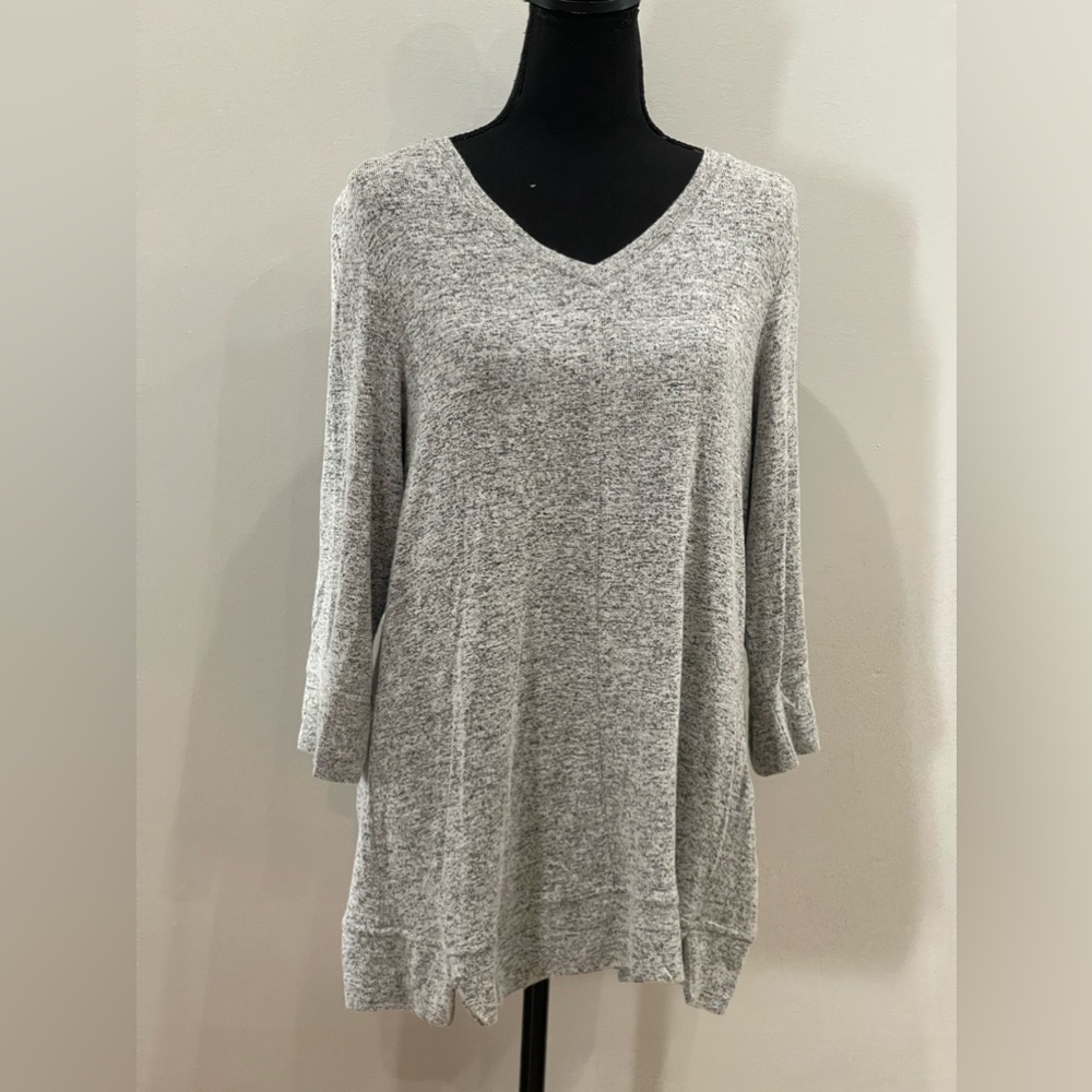 Christopher & Banks Petite L Grey V Neck‎ with Stretch